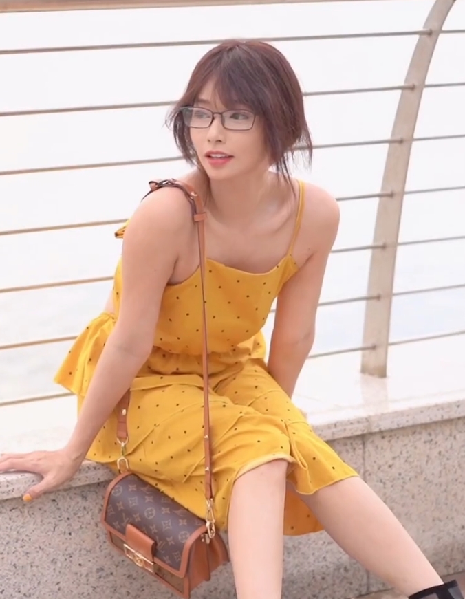 女神Kylie多才多艺户外展示视频10v2.13g，化妆整容立体吉他唱歌全展示