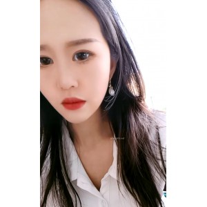 断攀升，成为了众多粉丝追捧的对象。乌苏儿的勇敢和决心在户外挑战中展现无遗，被赞誉为厕所战神和小性感。她的外貌清新自然，视频内容丰富多样，大小视频共38个，总时长达16.4G。乌苏儿的魅力无法抗拒，她或许将在未来的6G时代有更大的发展空间。