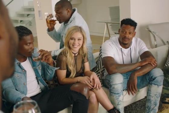 让人无法移开目光。她的经典作品总能吸引观众的眼球，让人过目不忘。如果你也是kalirose的粉丝，那么这个丝袜合集1[8V9.G]绝对不容错过！