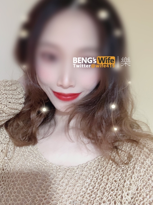 真实夫妻互动的观众来说，这个系列无疑是一个不容错过的珍品，阿崩与妻子的大胆表现将带来全新的观看体验。