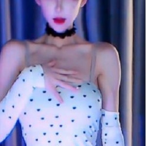 缃戞槗CC灏忓畨鎵瀹氬埗5閮ㄨ嗛戯紝浣滆呰嚜鎷嶆棤婕忕偣锛岄挶涓嶅熷埆璇存槸鐧芥湀鍏夛紝榛戜笣鏈夎叮瑁匰鑸烇紝瑙傜湅鍗冲埢