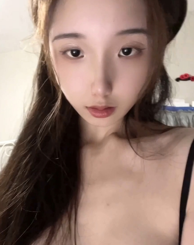 超反差魅力！Pudding果冻小姐9v222m视频收藏量飙升，百度、ED2K等你来探索！