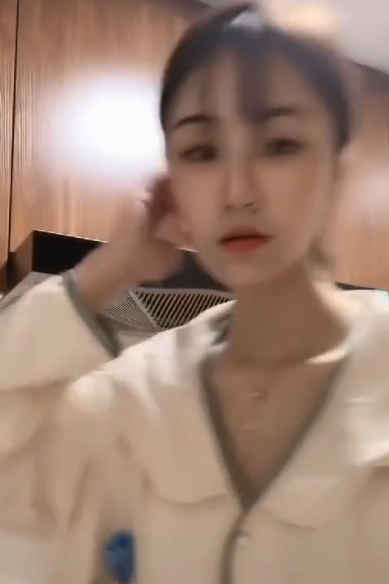 最新疯狂抖音外篇抖音擦边11颜值美女合集420V3.70G，直播间自娱自乐互动