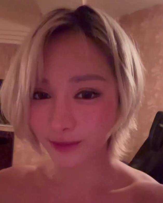 岛国RirisuAmano甜美自拍合集44V2.1G，展现自信魅力