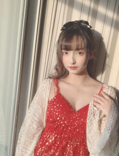 猫元素的巧妙融合，进一步提升了视觉的吸引力和趣味性。