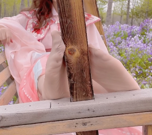 足系列网红地瓜小盆友大合集6V1G，白色裙裙树林自拍