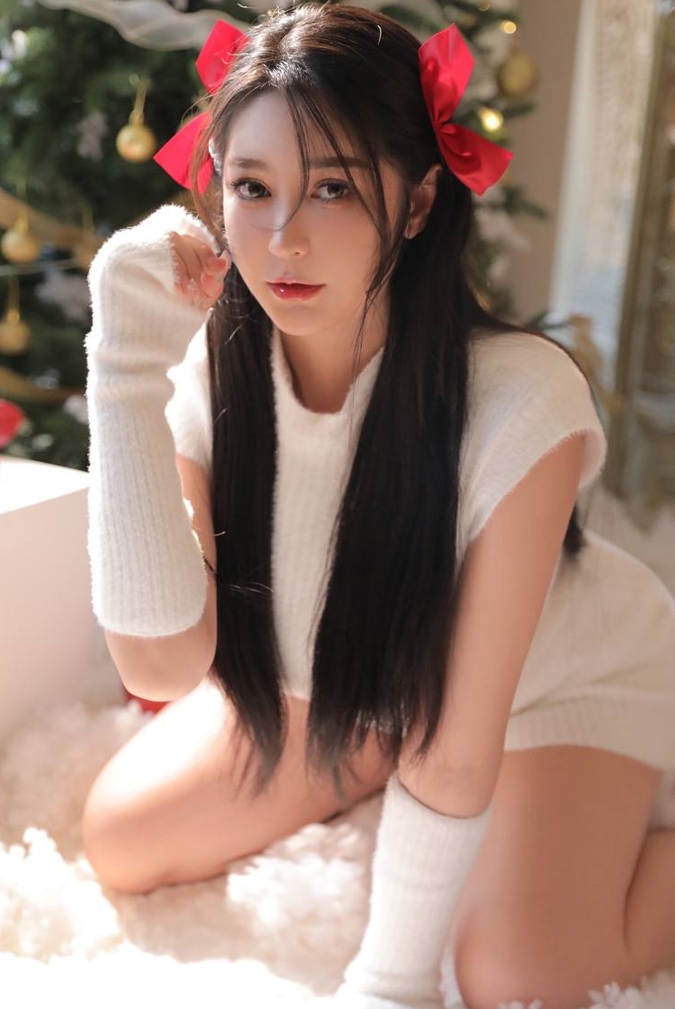 微博小王同学VIP私拍更新50部合集49.3G，某处饱满弧线湿润细节诱人