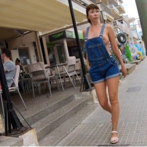 娜缇拉妲独特熟女露天实拍合集33V6.5G地铁事件