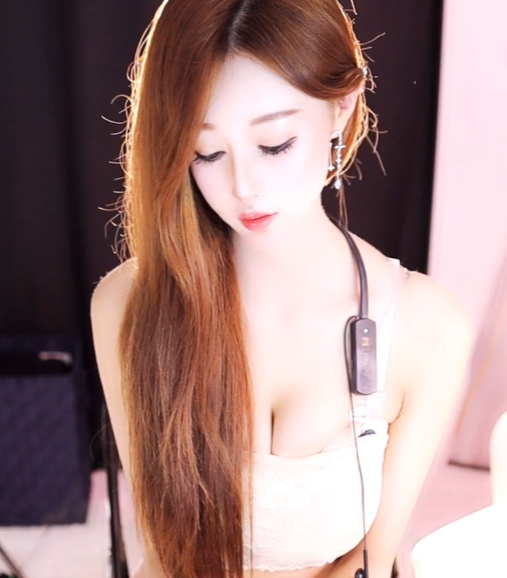 网易CC小初热舞道具自嗨6部2.33G太顶了