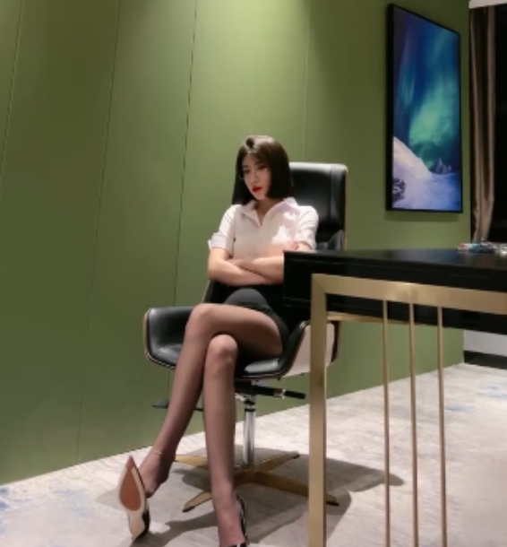 22V简一火辣舔脚丝袜踩踏套路直播12G