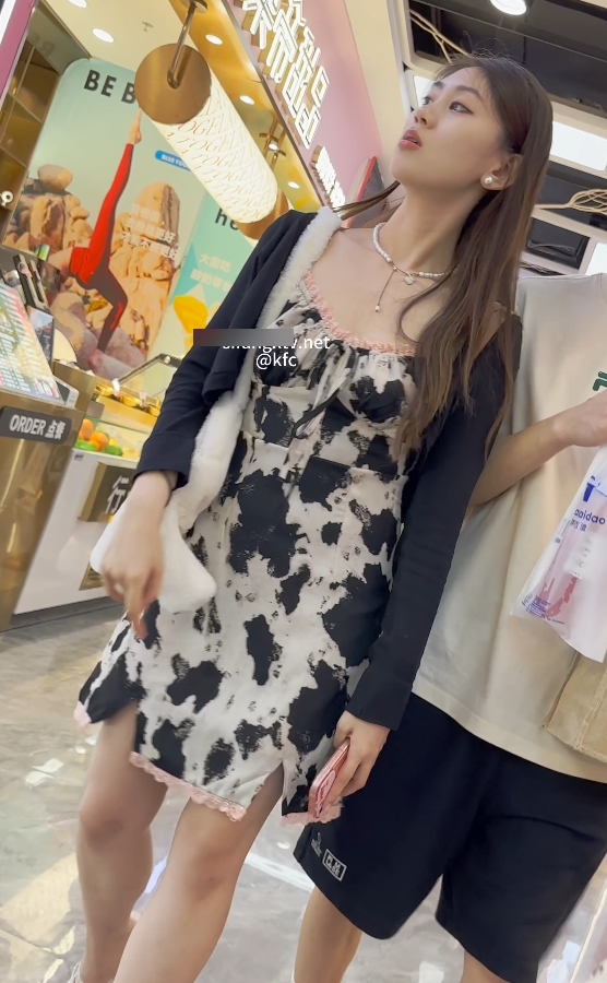 火辣靓女KFC逛街合集2部50G太诱人