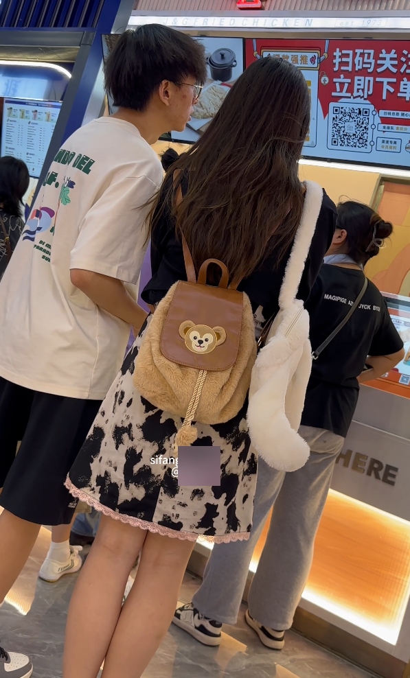 火辣靓女KFC逛街合集2部50G太诱人