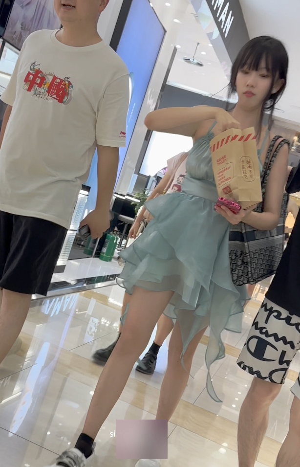 KFC两位热裤妹拍摄1部679.6MB超清