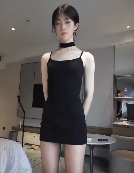 妮卡西嗷苗条伪娘黑丝高跟网盘1V880M太勾人