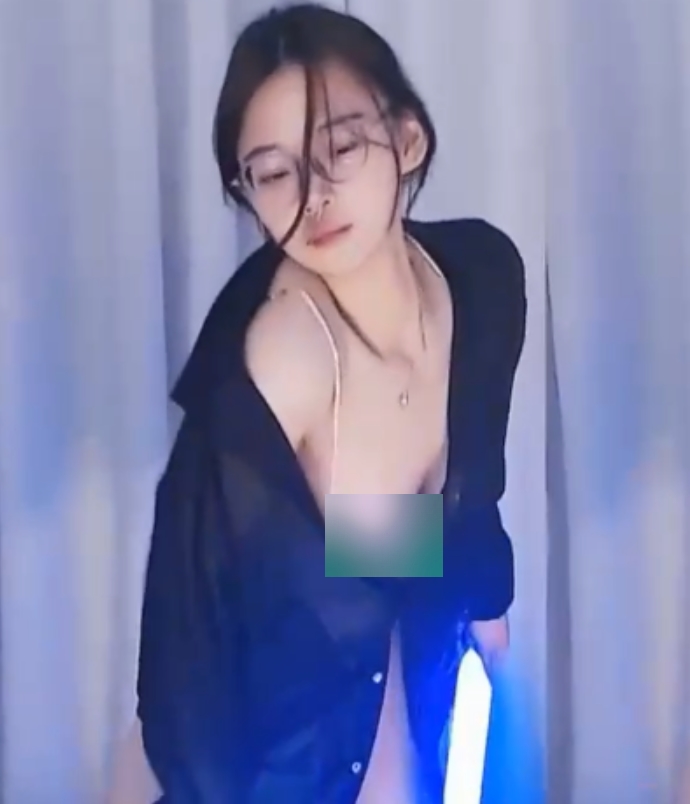 7879哎哟CC万元私诞热舞3V200M，曼妙身姿惹火全网
